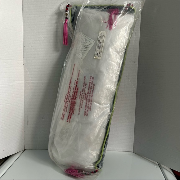 BOMBAY KIDS K-SHOE Pillow cover with removable pillow insert - Picture 4 of 15